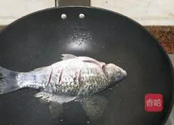 Black bean crucian carp soup recipe illustration 7