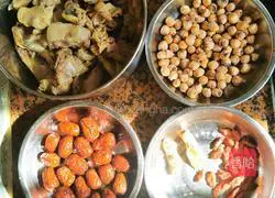 Illustration of how to make chicken soup with red dates and lotus seeds 1