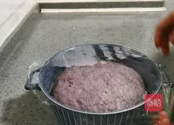 Illustration of how to make black rice steamed buns 14