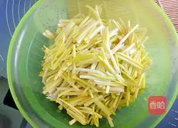 Illustration of how to stir-fry shredded pork with garlic 1