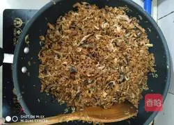 Illustration of how to make fried shrimps and preserved vegetables 4