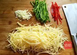 Illustration of how to make green pepper and potato shreds 2