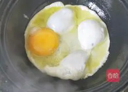 Illustration of how to make fried egg and radish soup 2