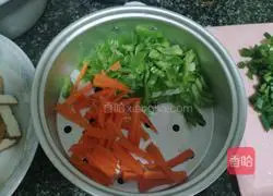 Shredded pork with green pepper Illustration of making noodles 2
