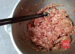 Illustration of how to make tender and juicy meat buns 5