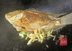 Illustration of how to make tofu and crucian carp soup 6