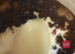 Illustration of how to cook eggs stewed with milk and peach gum 5