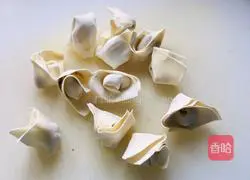 Illustration of how to make wontons in clear soup 1
