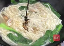 Illustration of how to make vegetable and shrimp noodle soup 6