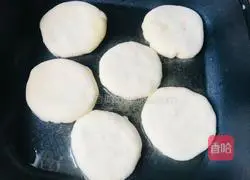 Illustration of how to make crispy bean paste cake 13