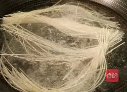 Kuaishou Green Vegetable and Egg Noodles Recipe Illustration 2