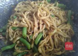 Illustration of braised noodles with beans and shredded pork 12