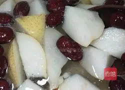 Illustration of how to make water chestnut, snow pear and red date soup 10