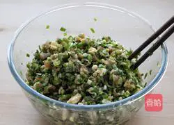 Illustration of how to make dumplings stuffed with pork and three delicacies 7