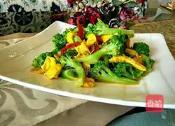 Illustration of how to make scrambled eggs with broccoli 6