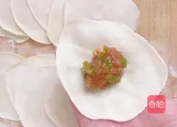 Illustration of how to make celery and pork dumplings 9