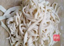 Illustration of how to make king oyster mushroom shredded pork and double pepper hand-rolled noodles 7