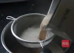 Illustration of how to make black bean and walnut drink 7