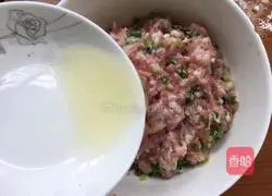 Illustration of how to make fresh meat wontons 6