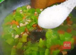 Illustration of how to stir-fry lettuce with shrimp 8