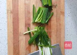 Illustration of how to make noodles with scallion oil 1