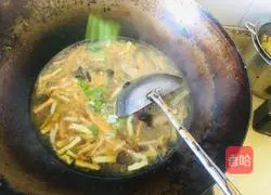 Illustration of how to make spicy and sour shredded pork soup 8