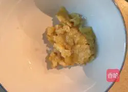 Illustration of how to make banana waffles 3