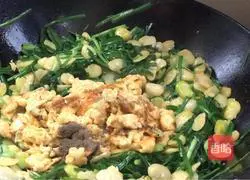 Illustration of how to make fried eggs with chives and broad beans 14