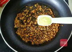 Illustration of how to make braised noodles with minced meat and cucumber shreds 13