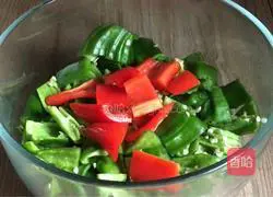 Illustration of how to cook preserved eggs and fried green peppers 2