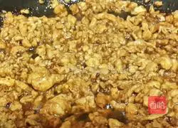 Yipin hand-rolled Illustration of how to make fried egg noodles with soy sauce 4