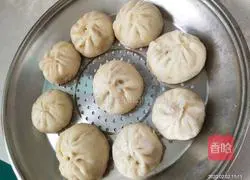 Illustration of how to make cabbage and pork buns 8