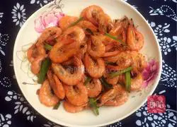 Illustration of how to fry river shrimp in oil 8