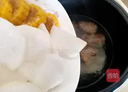 Illustration of how to make radish, corn and chicken soup 9