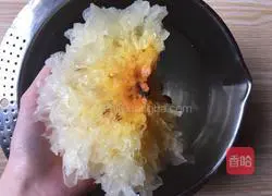 Illustration of how to make Tremella, Lotus Seed and Red Date Soup 1