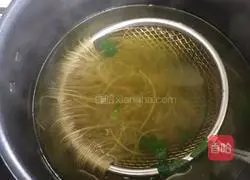 Illustration of how to make cold spinach vermicelli 4