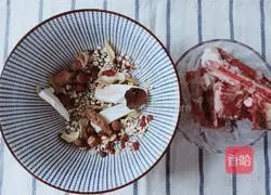 Illustration of how to make summer dampness-removing and nourishing soup 3