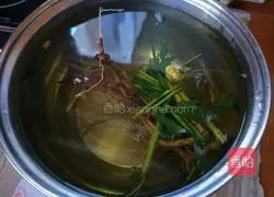 Illustration of how to make the wormwood soup with sausage 3