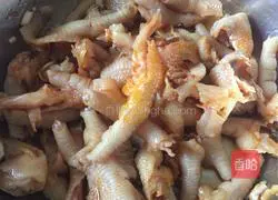 Illustration of how to make red oil chicken feet 8