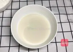 Illustration of how to cut steamed buns with a knife 3