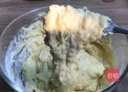 Illustration of how to make banana egg pancake 5