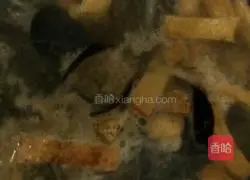 Illustration of how to make knife-shaped noodles 4