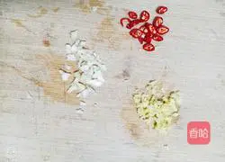 Illustration of how to make hand-shredded garlic moss 6