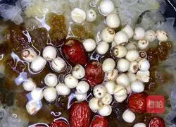 Illustration of how to make milk, white fungus, peach gum and lotus seed soup 3