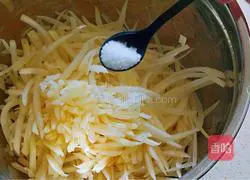 Illustration of how to make green onion and potato shredded pancakes 1