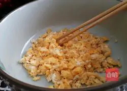 Illustration of how to make leek and egg dumplings 1