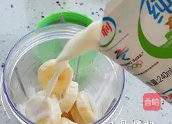 Illustration of how to make banana milkshake 3