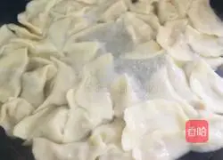Illustration of how to make mushroom and pork dumplings 8