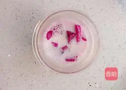 Illustration of how to make dragon fruit milkshake 3