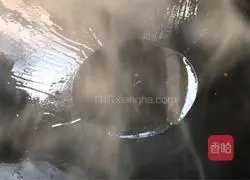 Illustration of how to make spicy and sour cucumber noodles 3